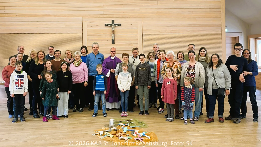 Die Teilnehmer des Familienwochenendes im Klara-Saal des Begegnungshauses.